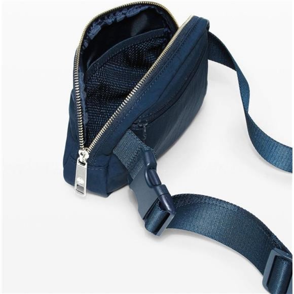 New Womens Lululemon Everywhere Belt Bag 1L (True Navy) Fannypack Fanny pak‎ - Picture 5 of 6